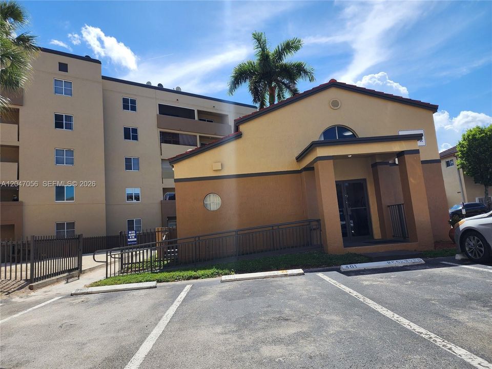 For Rent: $2,200 (2 beds, 2 baths, 944 Square Feet)
