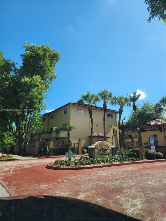 For Rent: $2,200 (2 beds, 2 baths, 944 Square Feet)