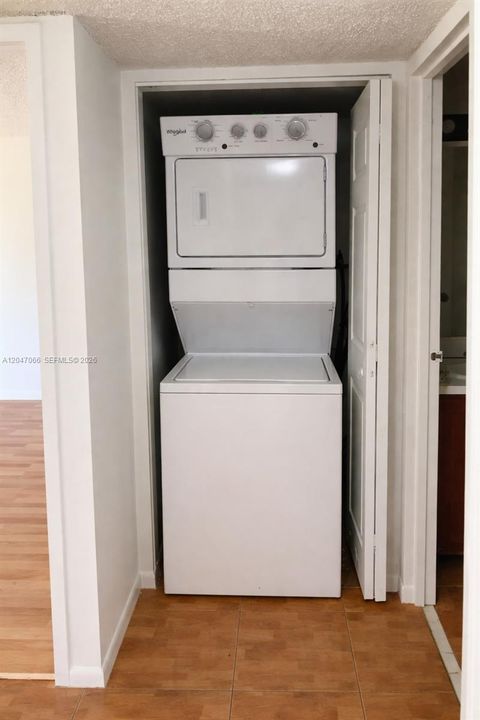 В аренду: $2,000 (2 спален, 2 ванн, 875 Квадратных фут)