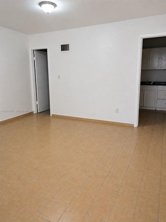 出租: $1,200 (0 贝兹, 1 浴室, 450 平方英尺)