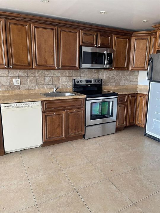 For Rent: $1,700 (1 beds, 2 baths, 861 Square Feet)