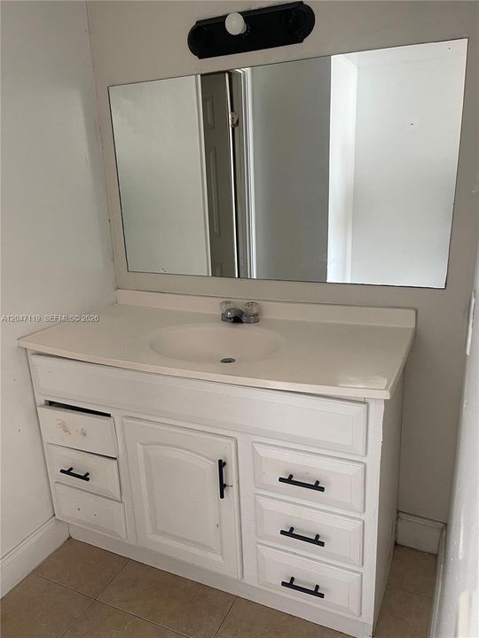 For Rent: $1,700 (1 beds, 2 baths, 861 Square Feet)