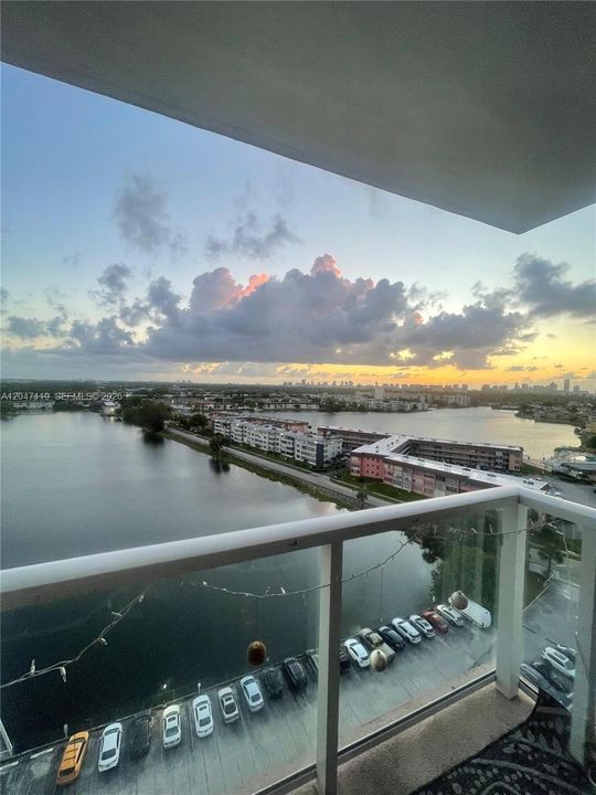 For Rent: $1,700 (1 beds, 2 baths, 861 Square Feet)