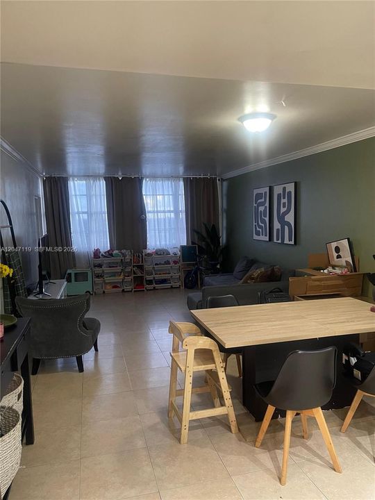 For Rent: $1,700 (1 beds, 2 baths, 861 Square Feet)