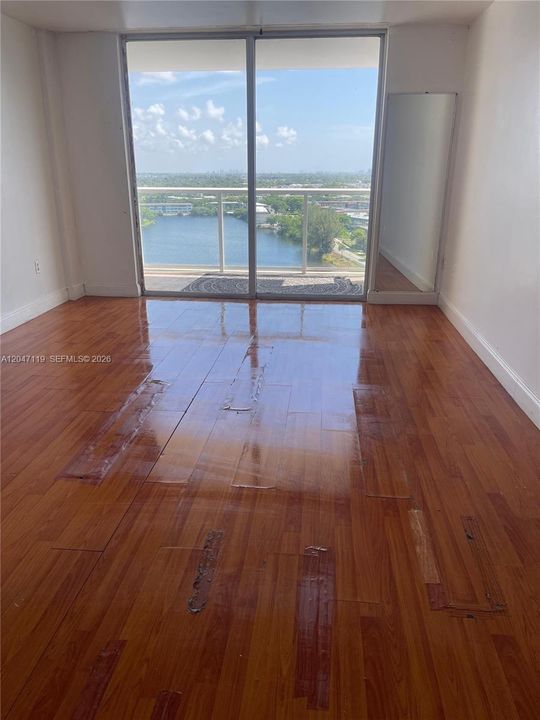 For Rent: $1,700 (1 beds, 2 baths, 861 Square Feet)