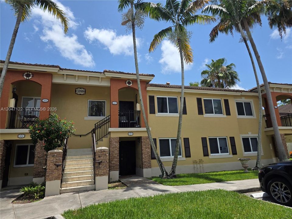 For Rent: $2,000 (3 beds, 2 baths, 1176 Square Feet)