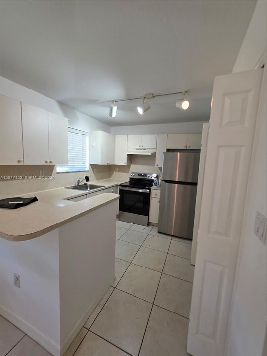 For Rent: $2,000 (3 beds, 2 baths, 1176 Square Feet)
