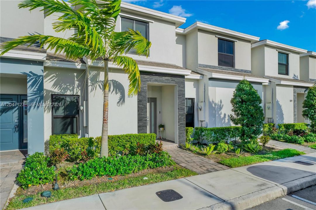 For Rent: $3,000 (3 beds, 3 baths, 1376 Square Feet)
