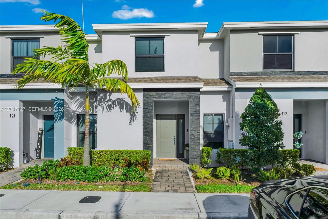 For Rent: $3,000 (3 beds, 3 baths, 1376 Square Feet)