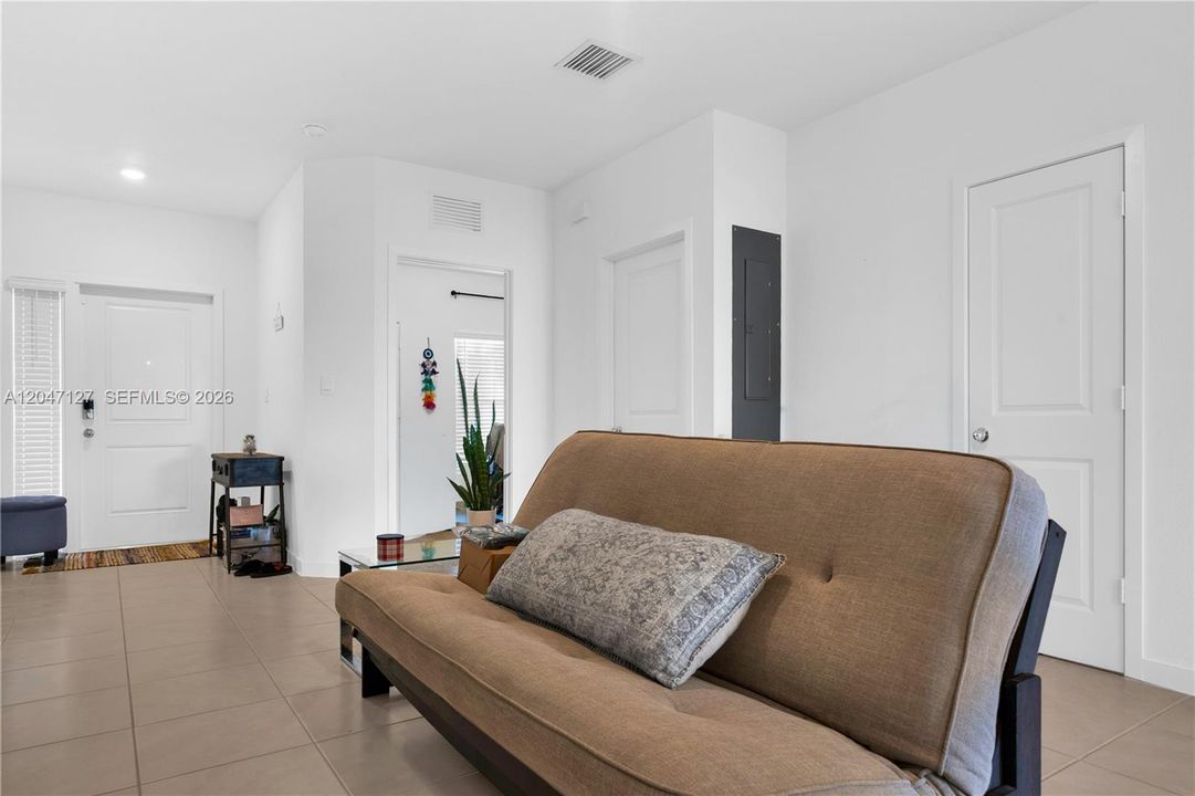 For Rent: $3,000 (3 beds, 3 baths, 1376 Square Feet)