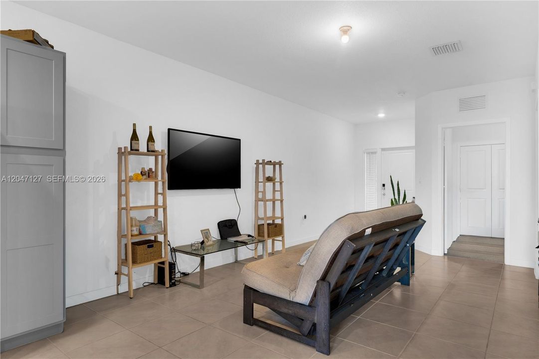 For Rent: $3,000 (3 beds, 3 baths, 1376 Square Feet)
