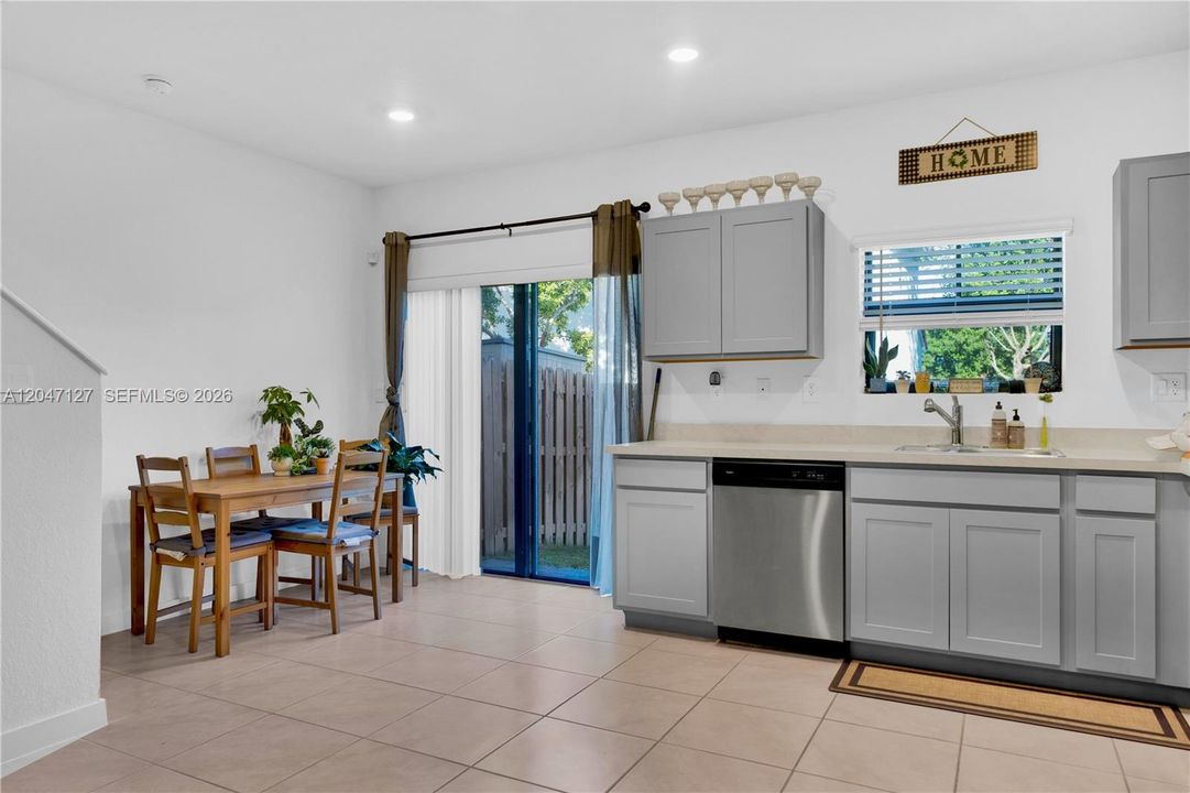 For Rent: $3,000 (3 beds, 3 baths, 1376 Square Feet)