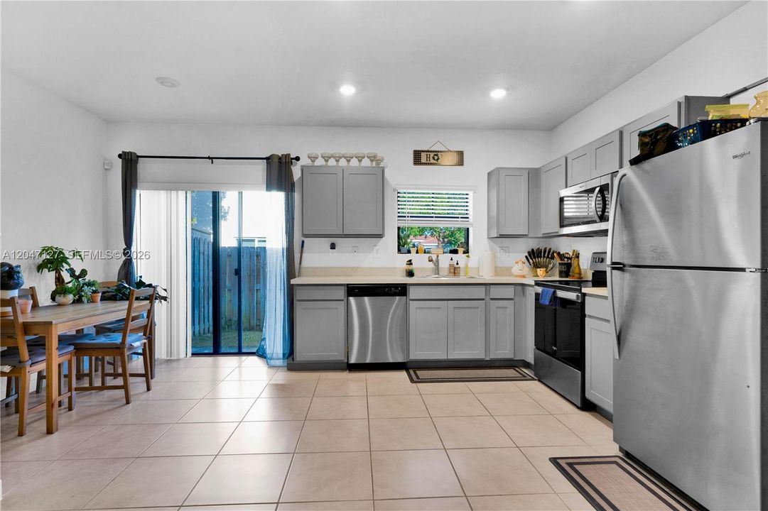 For Rent: $3,000 (3 beds, 3 baths, 1376 Square Feet)