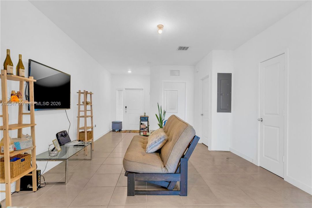 For Rent: $3,000 (3 beds, 3 baths, 1376 Square Feet)