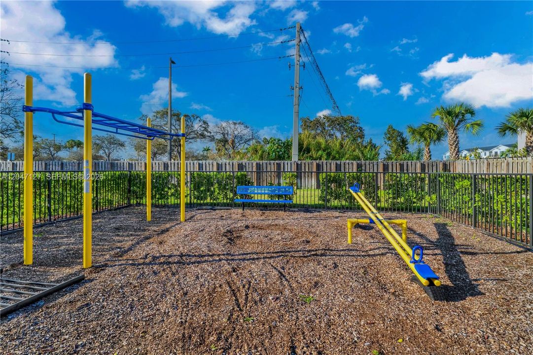 For Rent: $3,000 (3 beds, 3 baths, 1376 Square Feet)