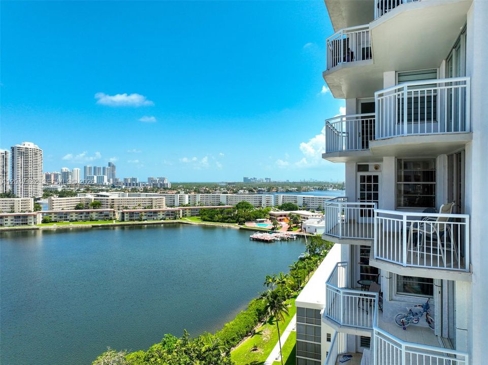 For Sale: $305,000 (2 beds, 2 baths, 1605 Square Feet)