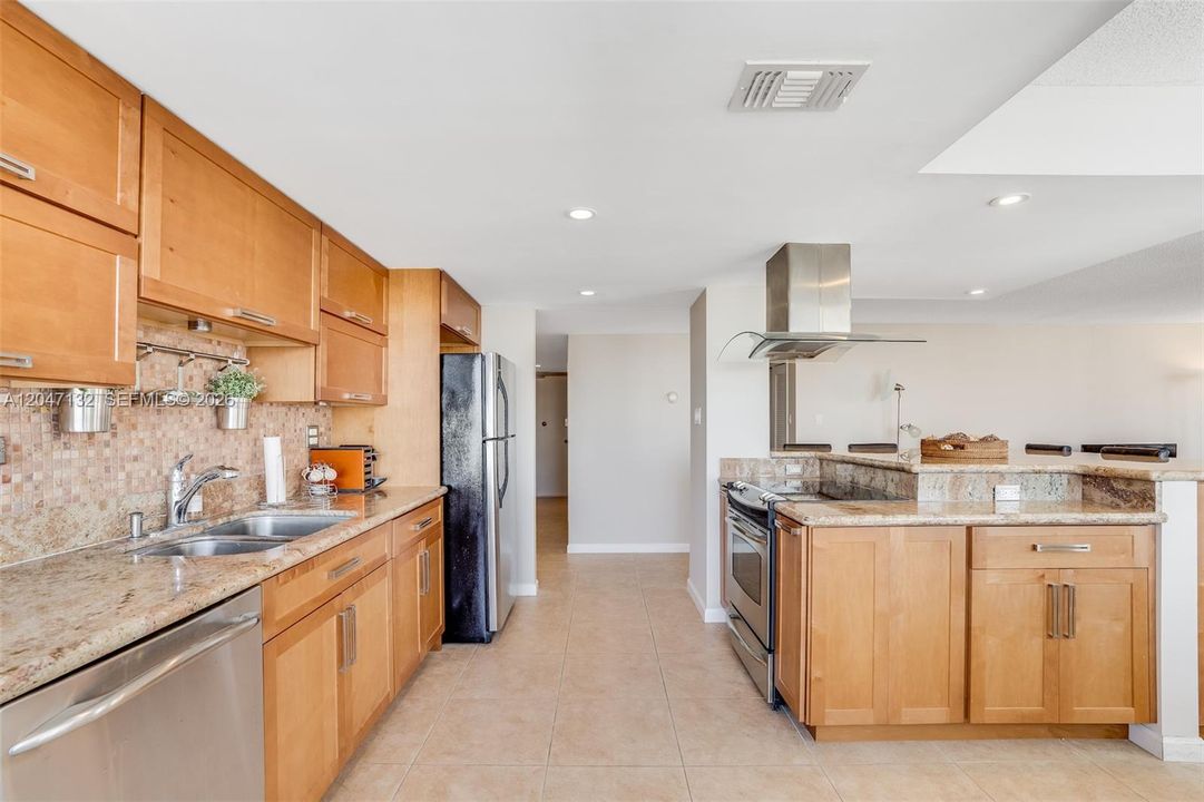 For Sale: $305,000 (2 beds, 2 baths, 1605 Square Feet)