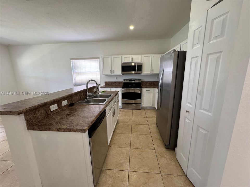 В аренду: $2,899 (3 спален, 2 ванн, 1430 Квадратных фут)