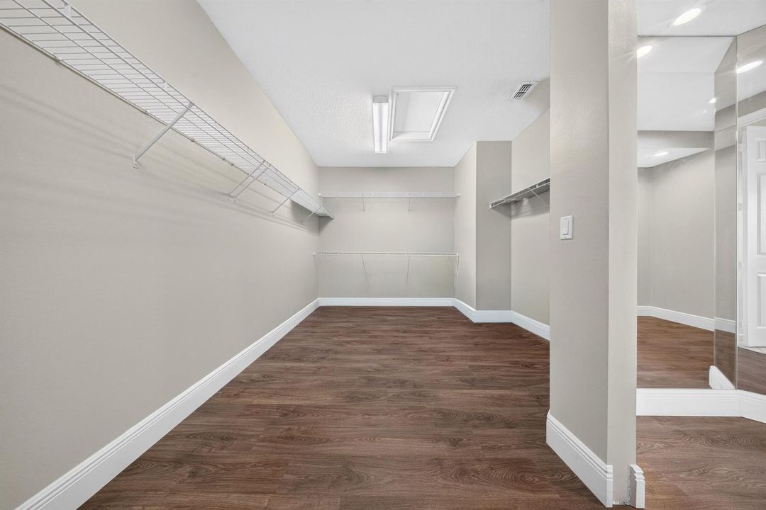 064_Primary_Closet_2
