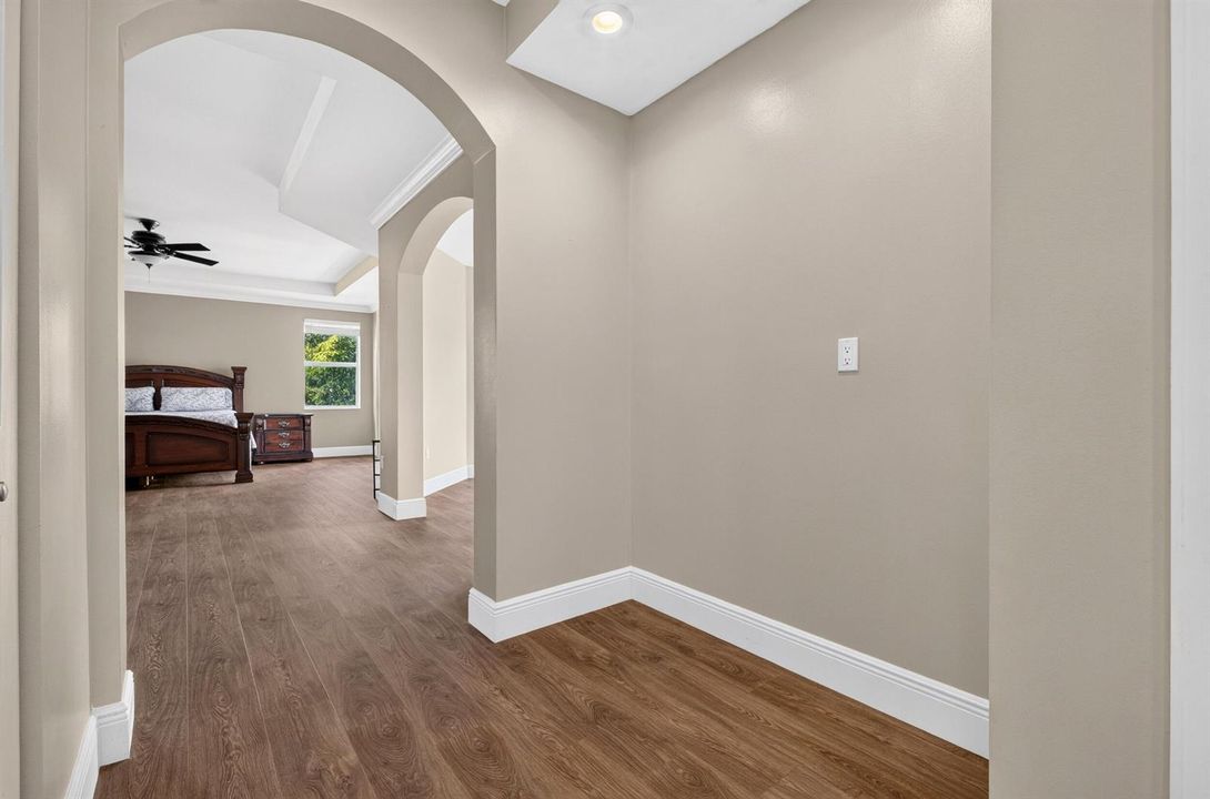 060_Primary_Suite_Hall