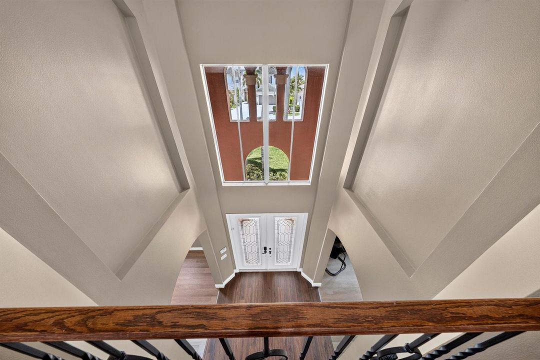 052_Foyer_Overlook