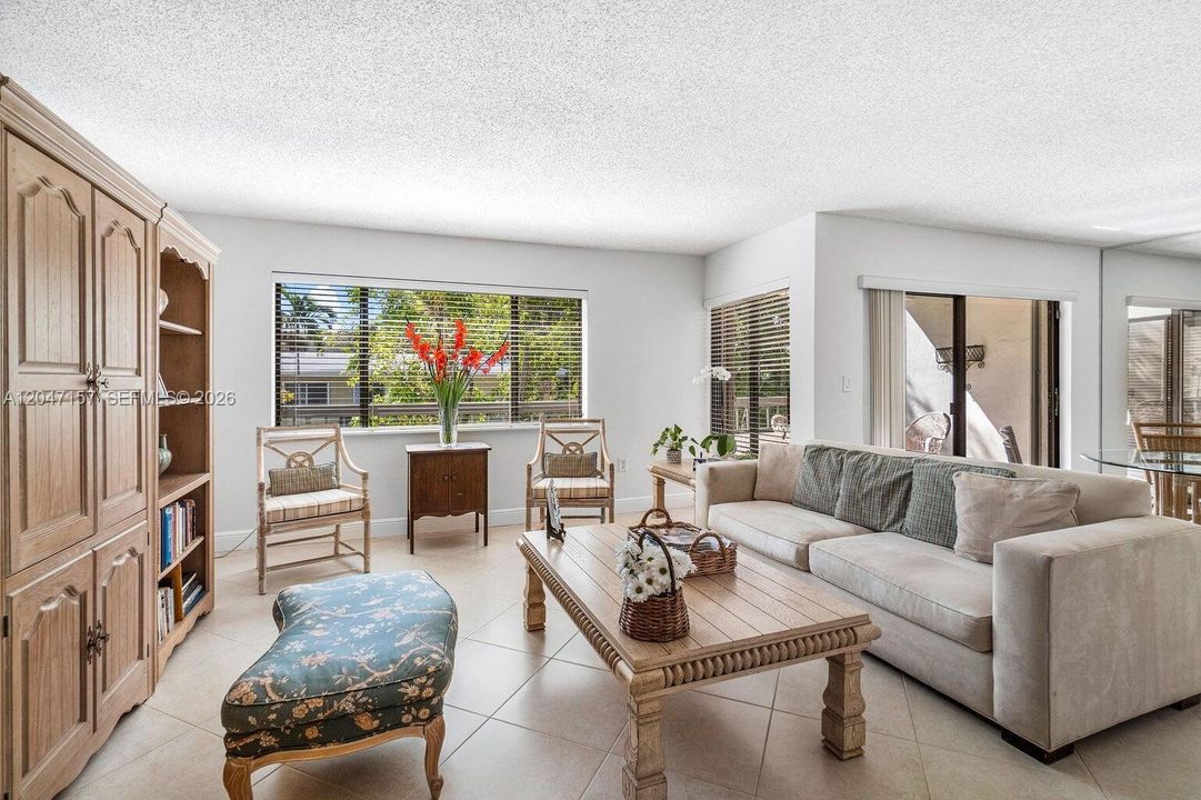В аренду: $3,800 (2 спален, 2 ванн, 1355 Квадратных фут)