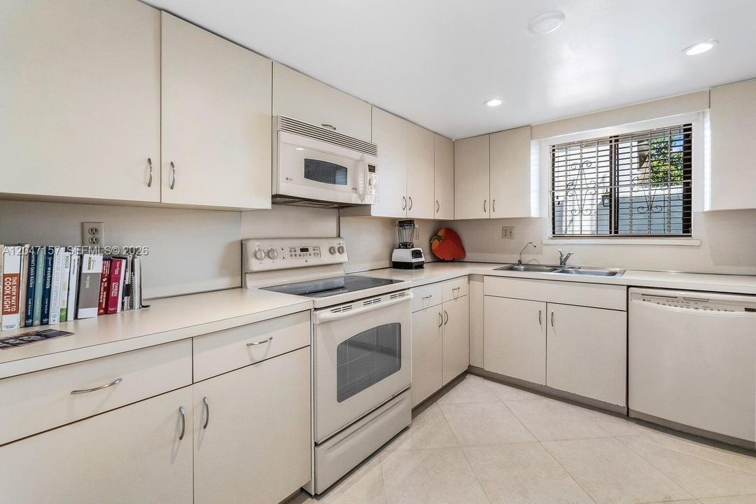 В аренду: $3,800 (2 спален, 2 ванн, 1355 Квадратных фут)