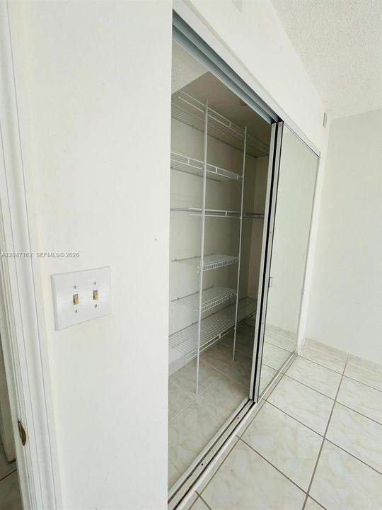 В аренду: $2,000 (2 спален, 1 ванн, 8140 Квадратных фут)