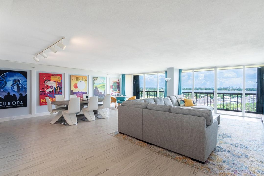 © Clark-2450 Presidential Way 1450-013