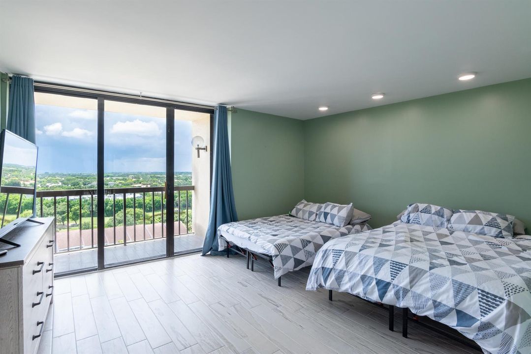 © Clark-2450 Presidential Way 1450-038