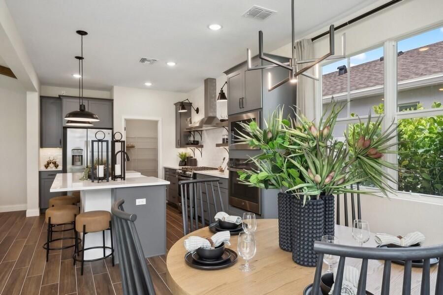 Dining Area & Kitchen