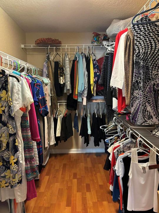 BIG WALK-IN CLOSET