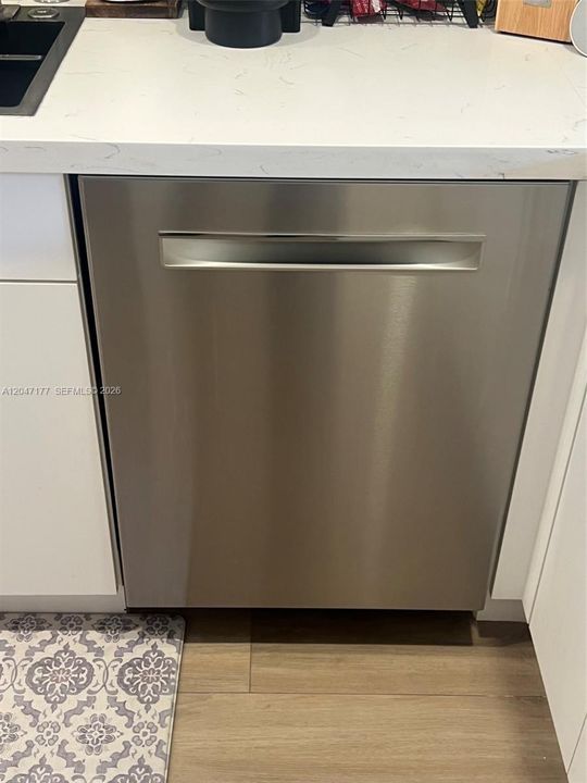 For Sale: $395,000 (2 beds, 1 baths, 962 Square Feet)