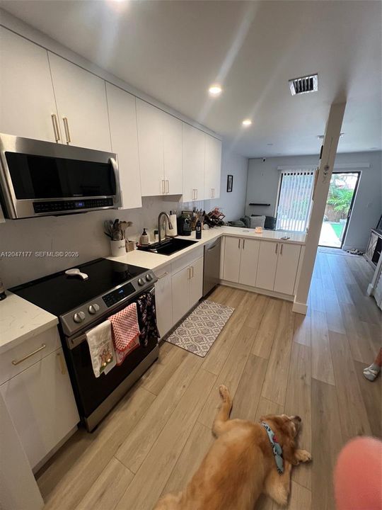 For Sale: $395,000 (2 beds, 1 baths, 962 Square Feet)