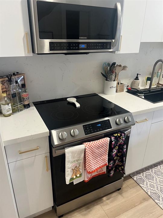 For Sale: $395,000 (2 beds, 1 baths, 962 Square Feet)
