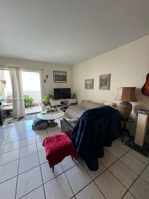For Sale: $230,000 (1 beds, 1 baths, 648 Square Feet)