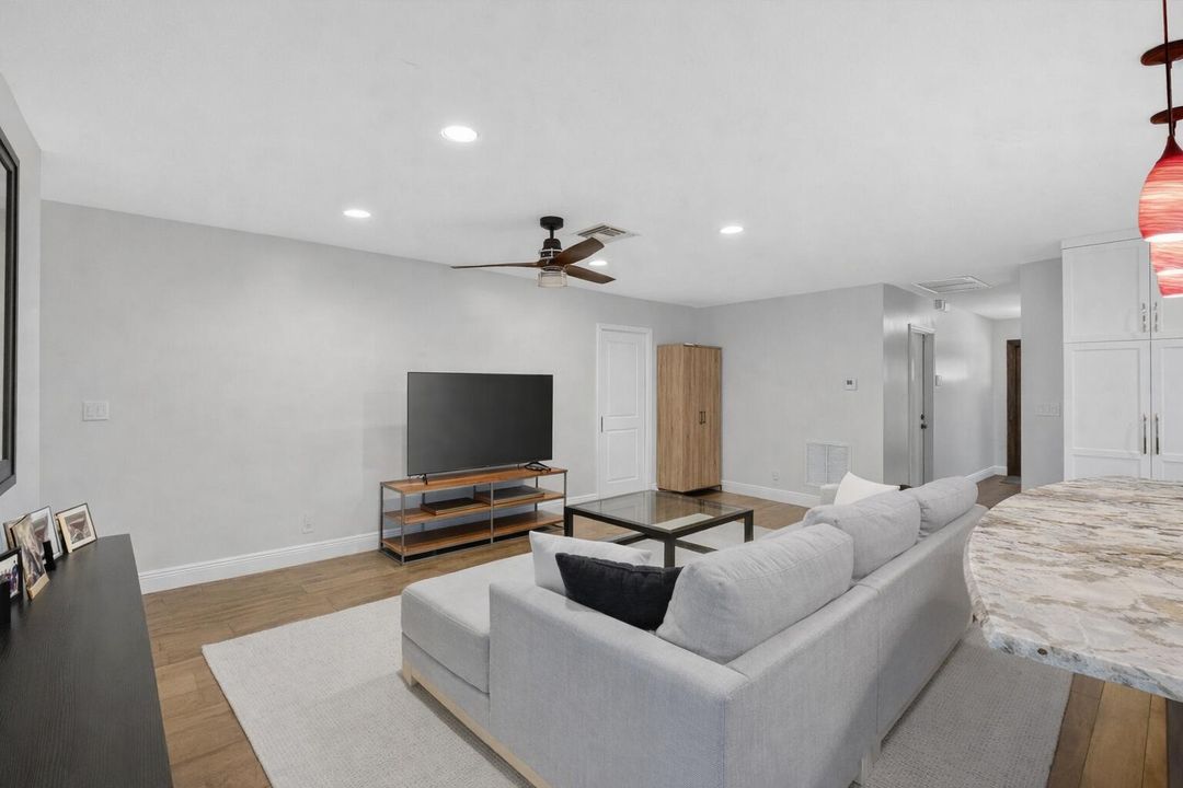 08_Family Room