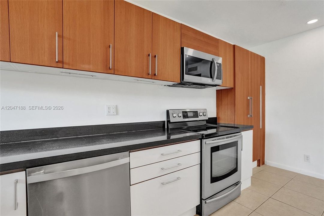For Rent: $2,000 (2 beds, 1 baths, 788 Square Feet)
