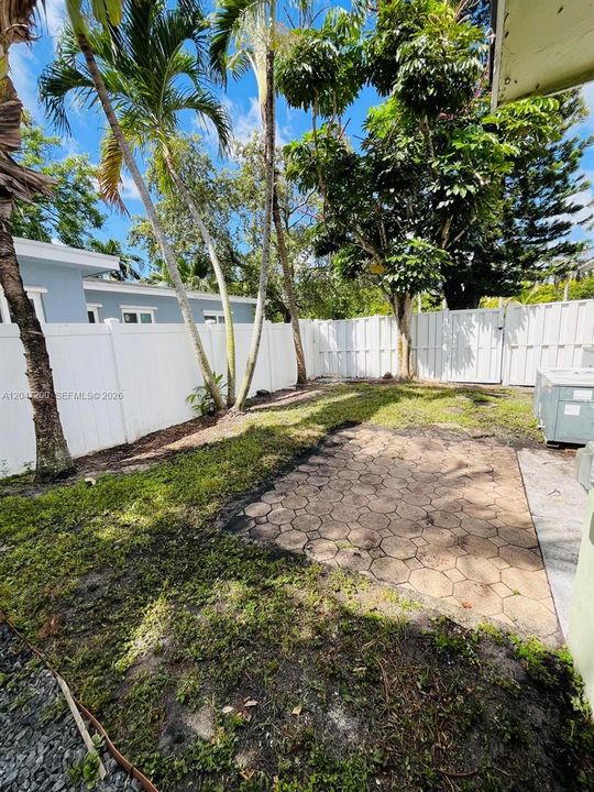 For Rent: $2,000 (2 beds, 1 baths, 1732 Square Feet)