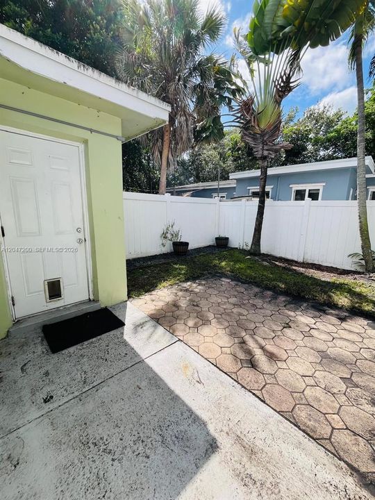 For Rent: $2,000 (2 beds, 1 baths, 1732 Square Feet)