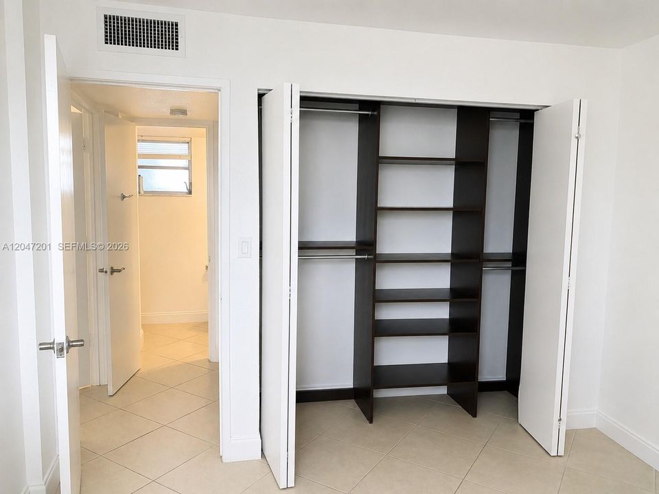 For Sale: $270,000 (2 beds, 2 baths, 971 Square Feet)
