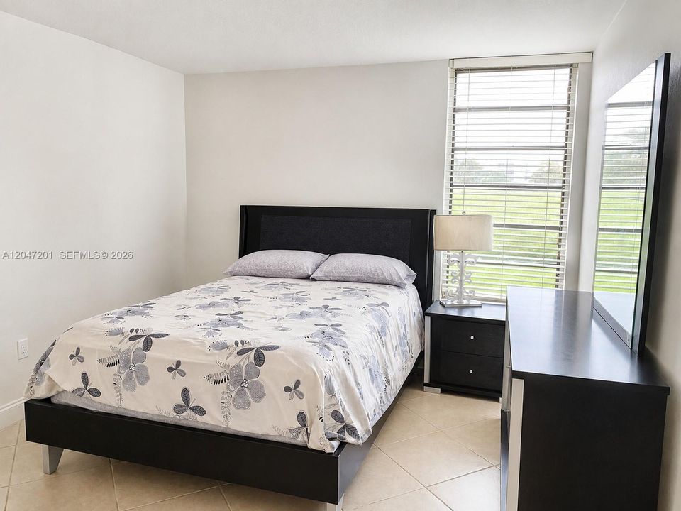 For Sale: $270,000 (2 beds, 2 baths, 971 Square Feet)