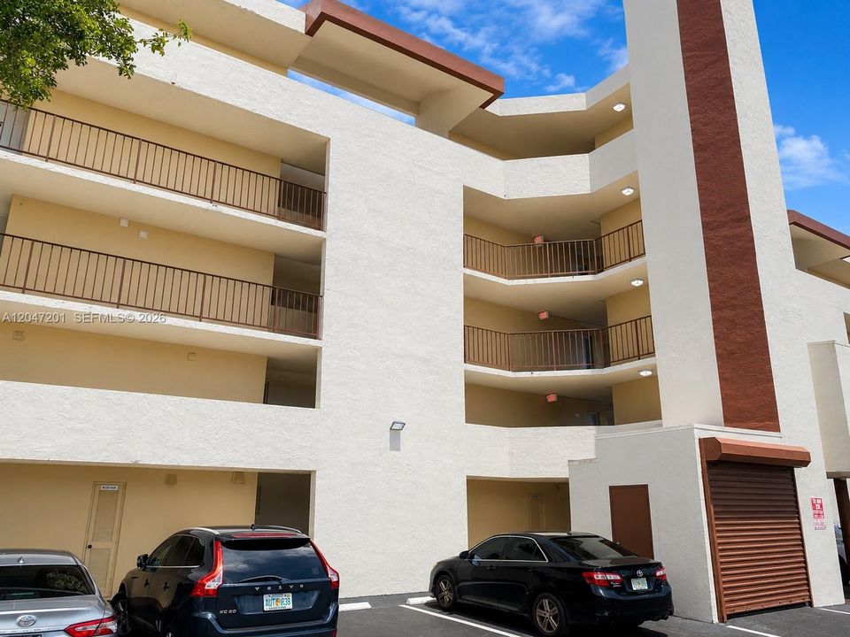 For Sale: $270,000 (2 beds, 2 baths, 971 Square Feet)