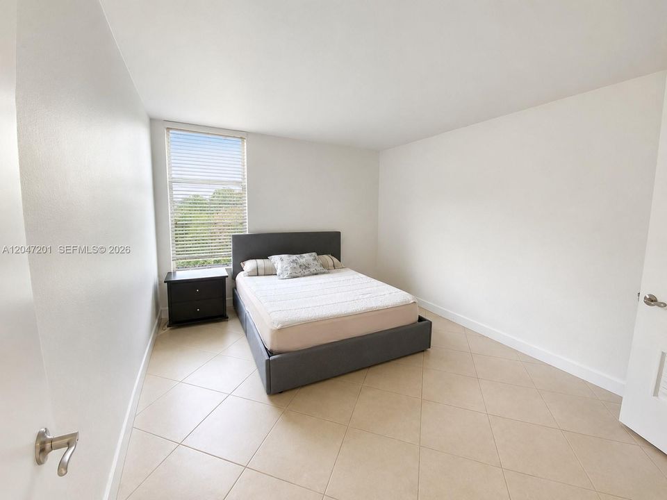 For Sale: $270,000 (2 beds, 2 baths, 971 Square Feet)