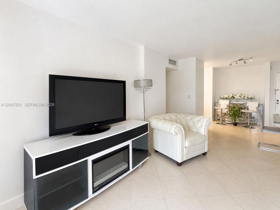 For Sale: $270,000 (2 beds, 2 baths, 971 Square Feet)