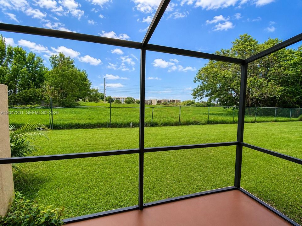 For Sale: $270,000 (2 beds, 2 baths, 971 Square Feet)