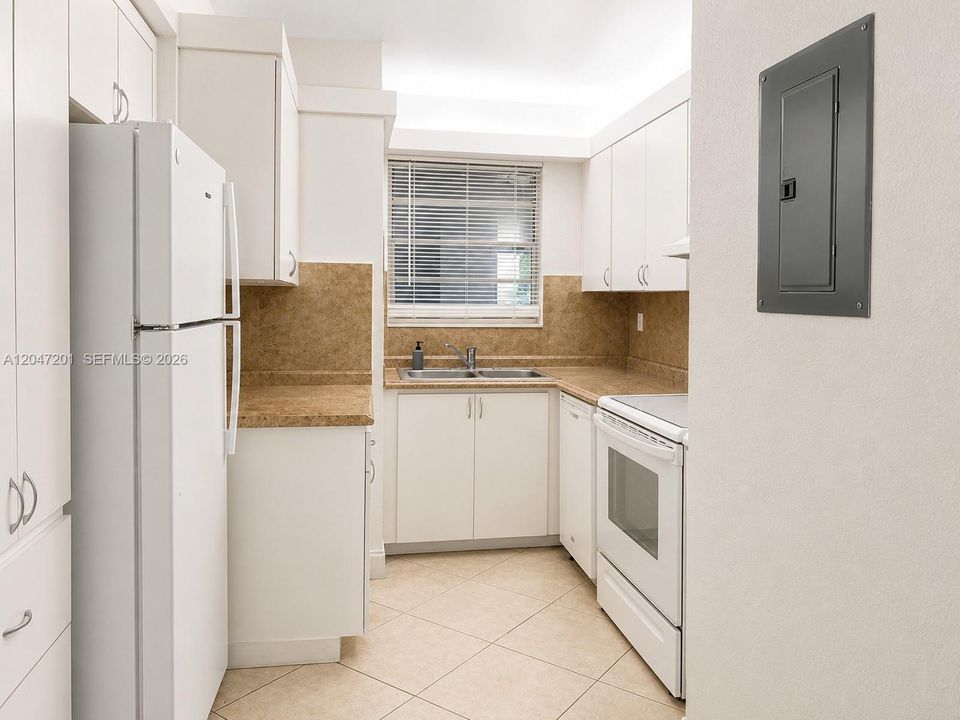 For Sale: $270,000 (2 beds, 2 baths, 971 Square Feet)