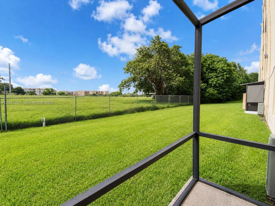 For Sale: $270,000 (2 beds, 2 baths, 971 Square Feet)