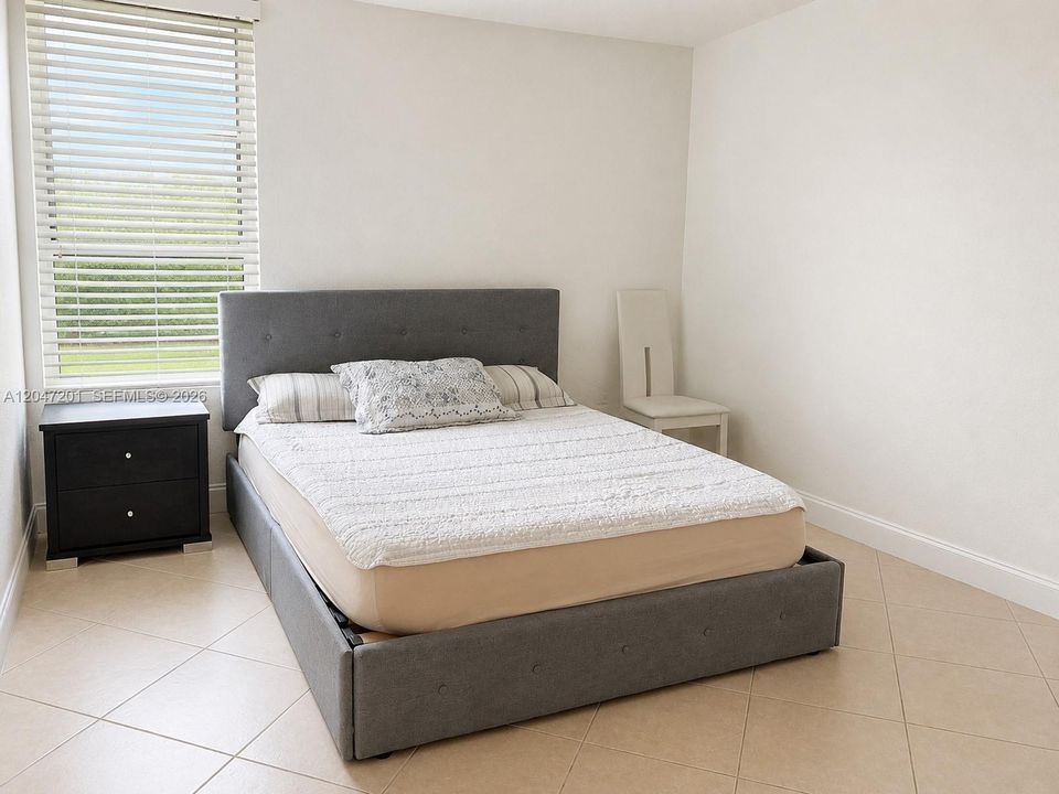 For Sale: $270,000 (2 beds, 2 baths, 971 Square Feet)