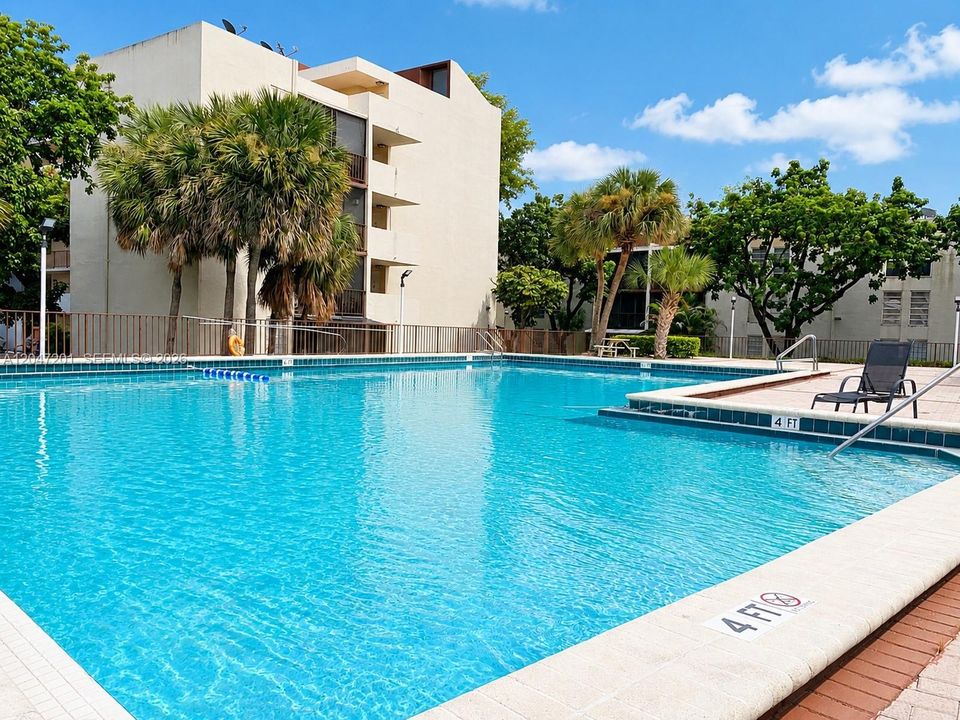 For Sale: $270,000 (2 beds, 2 baths, 971 Square Feet)